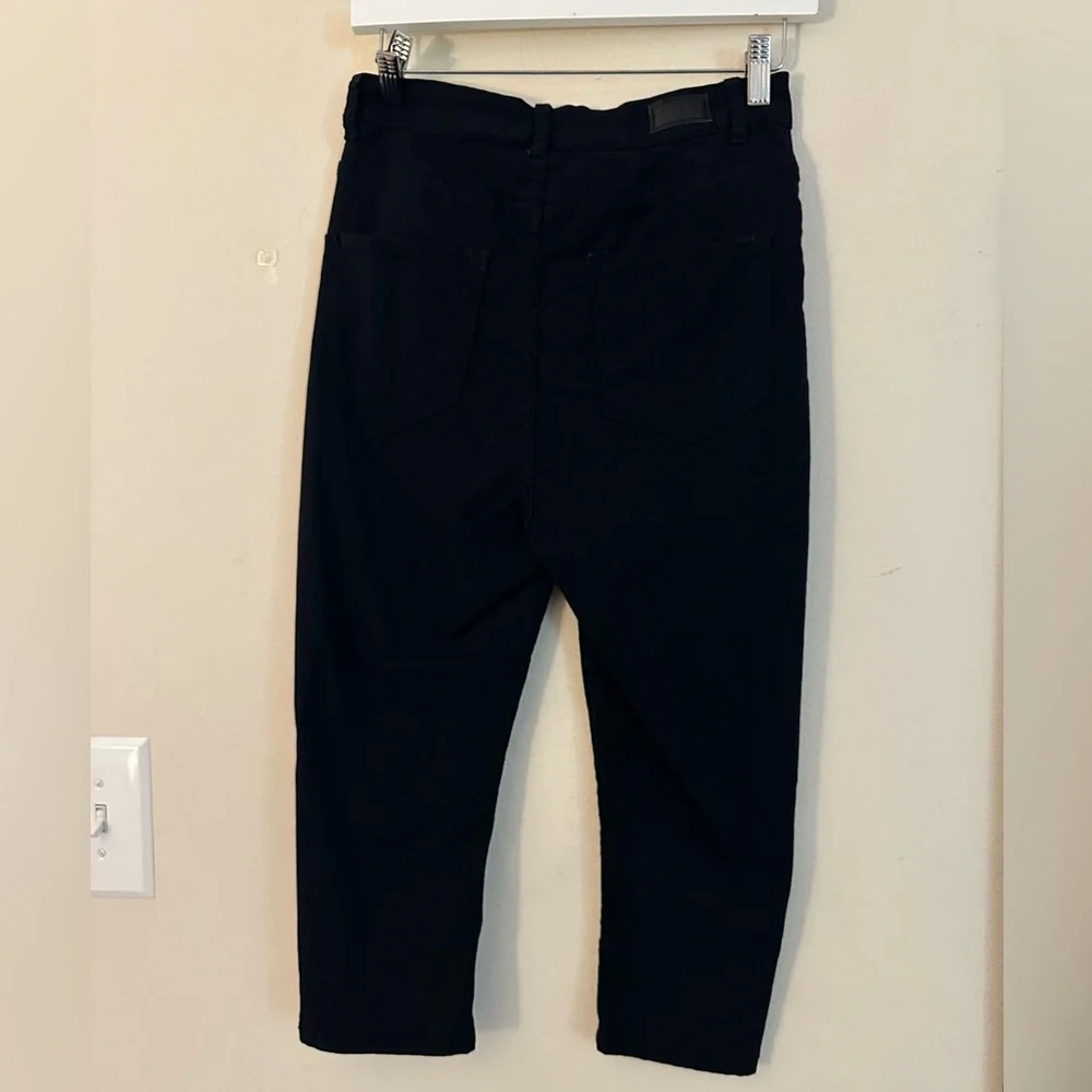 Woman’s black capris - Picture 2 of 3